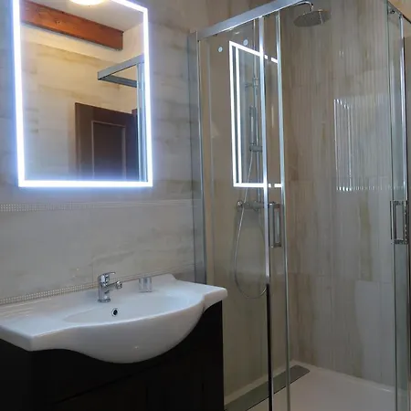 Konukevi Husacina&penzion Karolina *